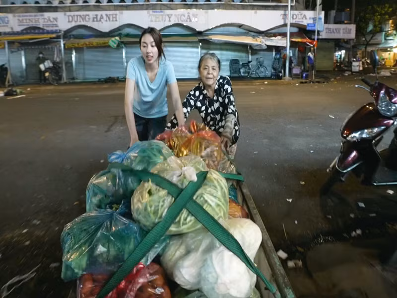 Thùy Tiên không ngại công việc tay chân.