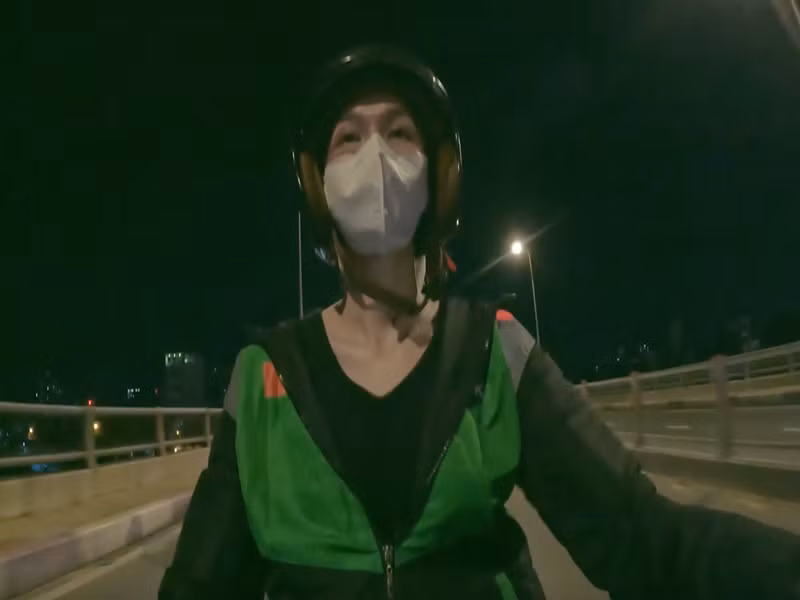 Ngoài đứng bán hàng rong, nàng hậu lái xe ôm giữa đêm.