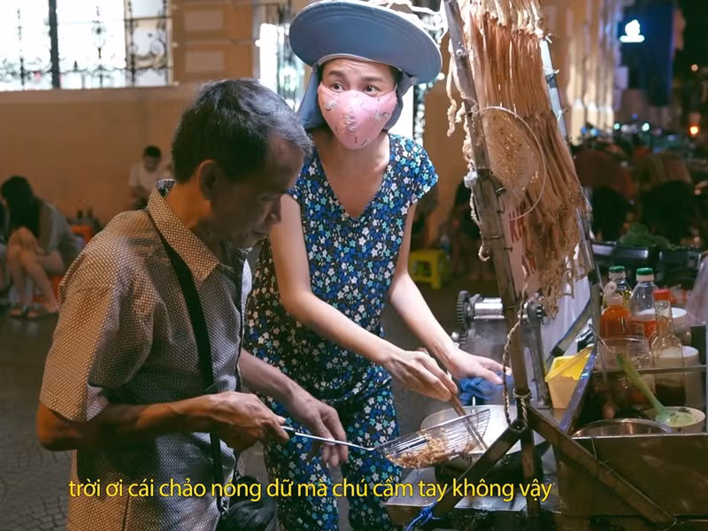 Nàng hậu mặc giản dị khi đứng bán hàng rong.