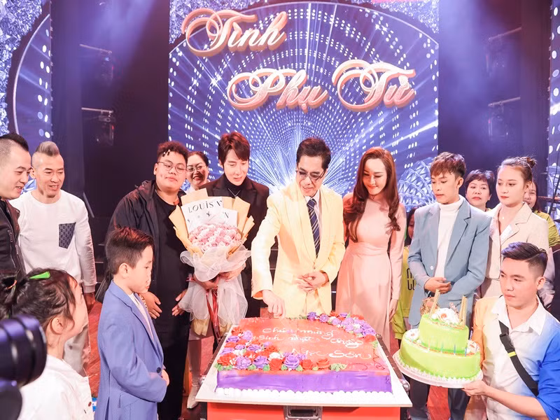 Cuối chương trình, Ngọc Sơn bất ngờ được ê-kíp và fan tổ chức sinh nhật trên sân khấu.
