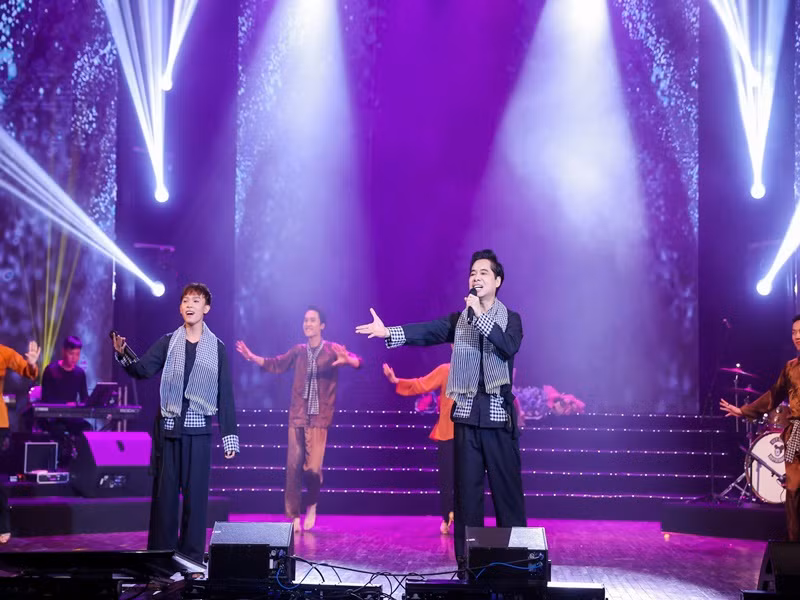 Trong liveshow, Hồ Văn Cường song ca 2 ca khúc “Đêm cuối” và “Thương người nông dân” cùng Ngọc Sơn. Ngoài ra, Hồ Văn Cường còn thể hiện các ca khúc: "Khúc hát ân tình", "Nửa đêm ngoài phố", "Đêm tâm sự", "Cõng mẹ", "Đêm mưa nhớ mẹ", "Nội tôi".