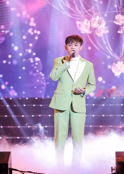 Hậu tin đồn nhảm, Hồ Văn Cường lộ diện khi tham gia liveshow "Tình phụ tử" ở Hà Nội. Sau một thời gian được Ngọc Sơn hướng dẫn, chỉ bảo tỉ mỉ về cách phát âm, luyến láy, cách thể hiện phong thái trình diễn trên sân khấu giờ đây Hồ Văn Cường ngày càng tự tin, bản lĩnh và bộc lộ hết những nét độc đáo trong giọng hát của mình.