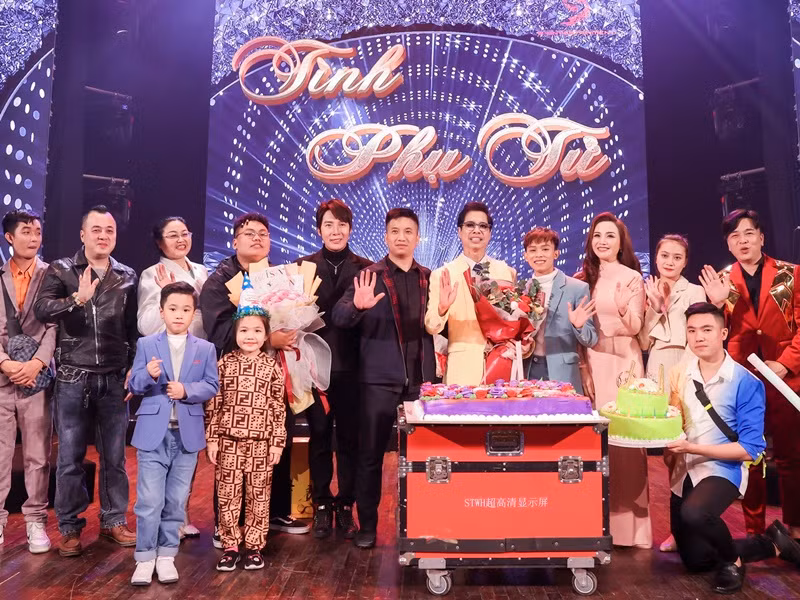 Ngọc Sơn nhận bánh kem, hoa, những lời chúc mừng từ mọi người trong đêm nhạc.