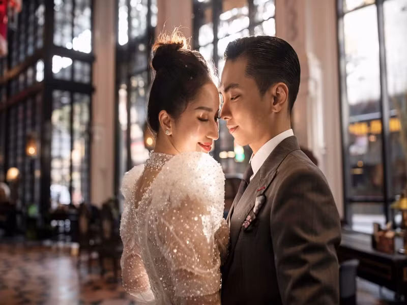 Đám cưới Khánh Thi và loạt sao Việt năm 2022, ai hoành tráng nhất? - Hình 3 Dam cuoi Khanh Thi va loat sao Viet nam 2022, ai hoanh trang nhat?-Hinh-3