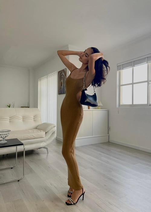 Năm 3 tuổi, con gái Lê Hóa lần đầu đóng phim "Tuyết nhiệt đới" của đạo diễn Vũ Ngọc Đãng. Đến năm 2022, Emma tham gia phim "Mẹ ác ma, cha thiên sứ" của nam đạo diễn này.