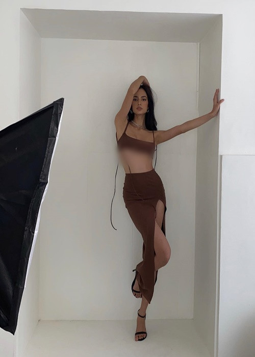 Mặc váy cắt xẻ táo bạo, con gái Lê Hóa gợi cảm hút mọi ánh nhìn.