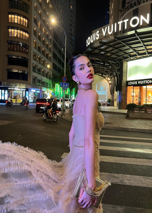 Chiều cao 1m7 là lợi thế của Emma khi làm người mẫu.