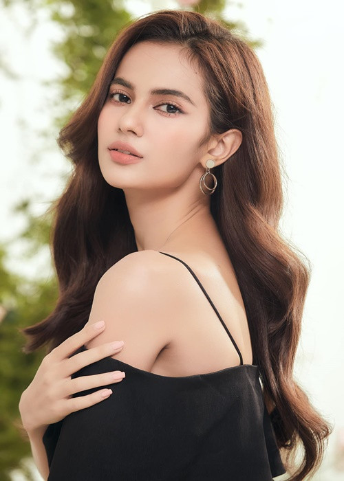 Đôi mắt sâu chính là “vũ khí lợi hại” giúp Emma hút hồn người đối diện.