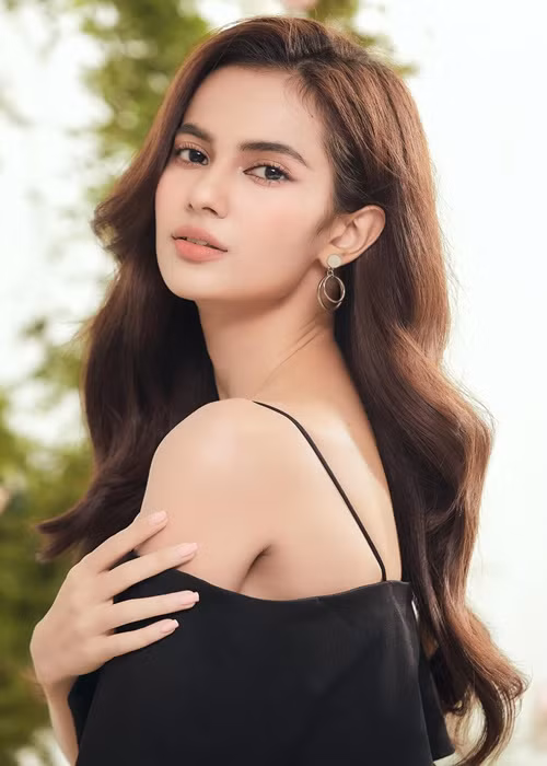 Đôi mắt sâu chính là “vũ khí lợi hại” giúp Emma hút hồn người đối diện.