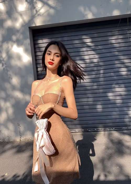 Ngoài làm người mẫu, Emma còn đóng MV của các ca sĩ, tham gia phim ảnh.