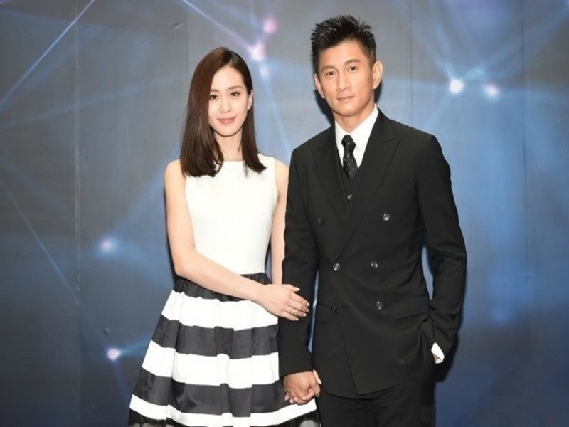 Cũng sinh năm 1987, Lưu Thi Thi thân thiết với Ngô Kỳ Long sau khi đóng chung "Bộ bộ kinh tâm" năm 2011. Đầu năm 2015, đôi uyên ương đăng ký kết hôn. Đến năm 2016, Lưu Thi Thi làm đám cưới với ông xã hơn 17 tuổi. 3 năm sau hôn lễ, cặp đôi đón con trai đầu lòng. Ảnh: Vietnamnet