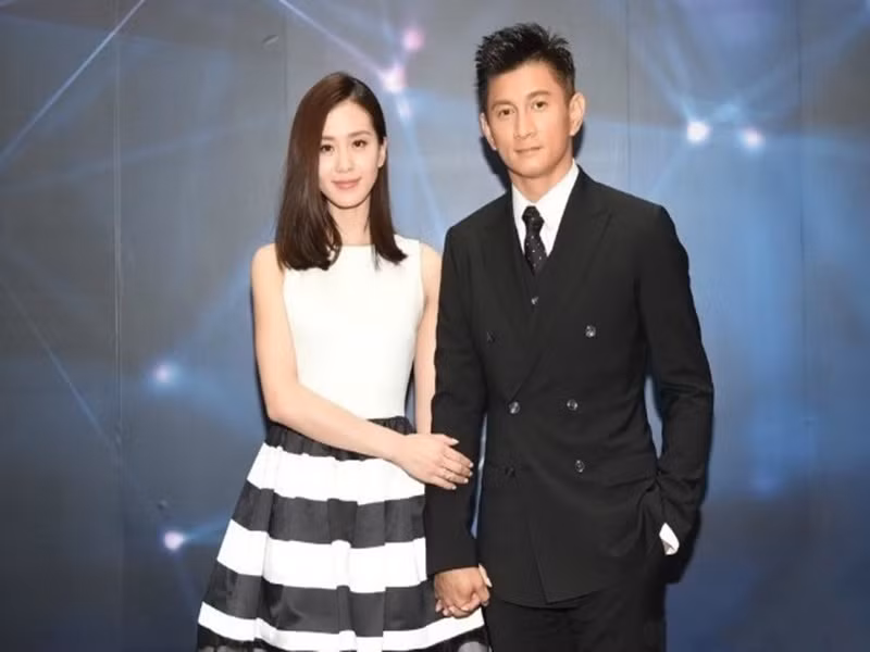 Cũng sinh năm 1987, Lưu Thi Thi thân thiết với Ngô Kỳ Long sau khi đóng chung "Bộ bộ kinh tâm" năm 2011. Đầu năm 2015, đôi uyên ương đăng ký kết hôn. Đến năm 2016, Lưu Thi Thi làm đám cưới với ông xã hơn 17 tuổi. 3 năm sau hôn lễ, cặp đôi đón con trai đầu lòng. Ảnh: Vietnamnet