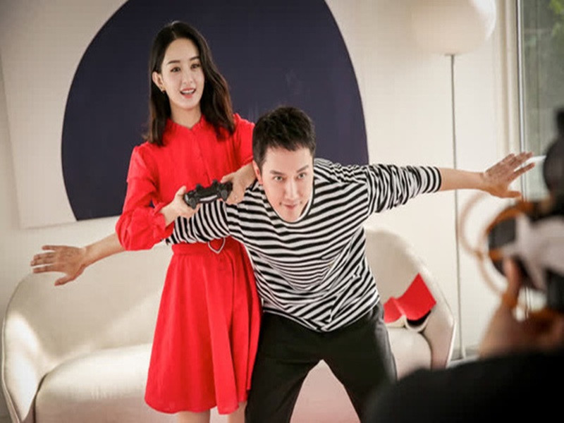 Bằng tuổi Lưu Thi Thi, Triệu Lệ Dĩnh gặp Phùng Thiệu Phong trên phim trường The Monkey King 3 (Tây du ký: Nữ nhi quốc 3) năm 2017. Ngày 16/10/2018 hai ngôi sao Hoa ngữ công khai chuyện tình cảm và tuyên bố đã đăng ký kết hôn. Ảnh: VTV