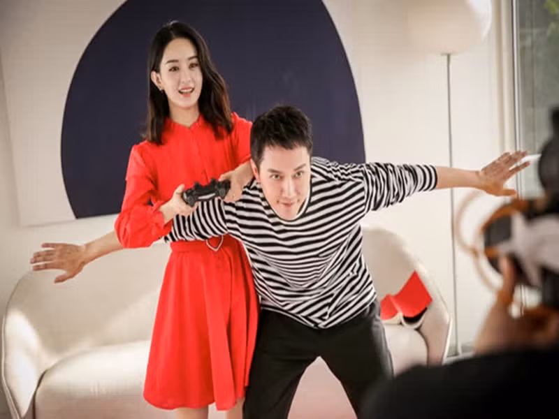 Bằng tuổi Lưu Thi Thi, Triệu Lệ Dĩnh gặp Phùng Thiệu Phong trên phim trường The Monkey King 3 (Tây du ký: Nữ nhi quốc 3) năm 2017. Ngày 16/10/2018 hai ngôi sao Hoa ngữ công khai chuyện tình cảm và tuyên bố đã đăng ký kết hôn. Ảnh: VTV