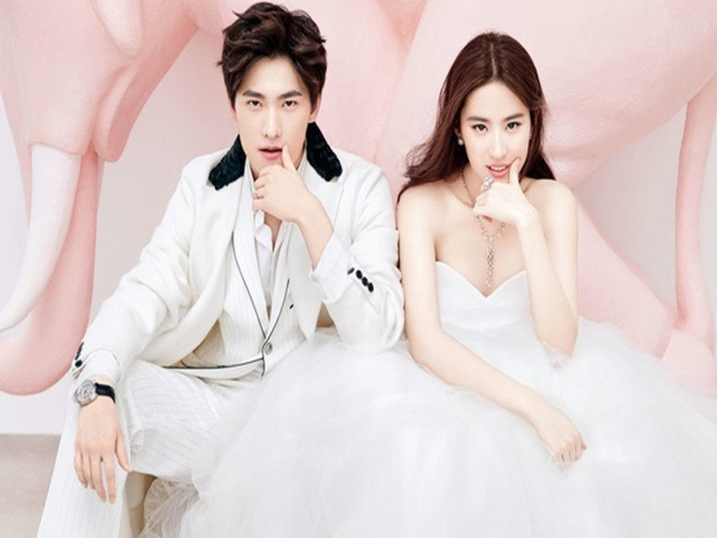 Sau khi chia tay Song Seung Hun, Lưu Diệc Phi bị nghi hẹn hò nhiếp ảnh gia Lưu Kiện An. Ngoài ra, năm 2020, cô vướng nghi vấn đăng ký kết hôn với Dương Dương. Trước những đồn đoán, “Thần tiên tỷ tỷ” chọn cách giữ im lặng. Ảnh: Dân Việt