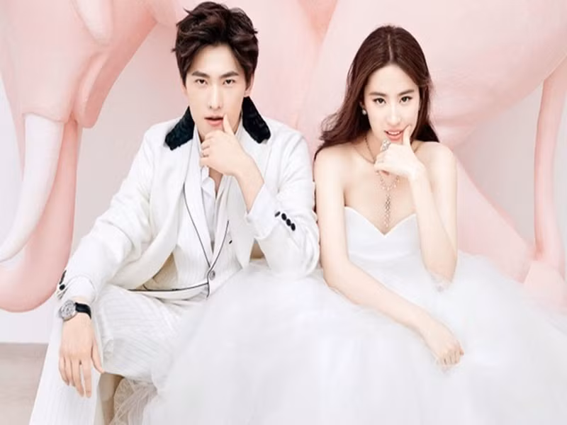 Sau khi chia tay Song Seung Hun, Lưu Diệc Phi bị nghi hẹn hò nhiếp ảnh gia Lưu Kiện An. Ngoài ra, năm 2020, cô vướng nghi vấn đăng ký kết hôn với Dương Dương. Trước những đồn đoán, “Thần tiên tỷ tỷ” chọn cách giữ im lặng. Ảnh: Dân Việt