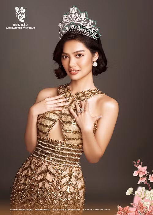 Nông Thúy Hằng giành vương miện Hoa hậu các Dân tộc Việt Nam 2022. Cô cao 1m71, có số đo ba vòng 87-62-91cm. Ảnh: FBNV