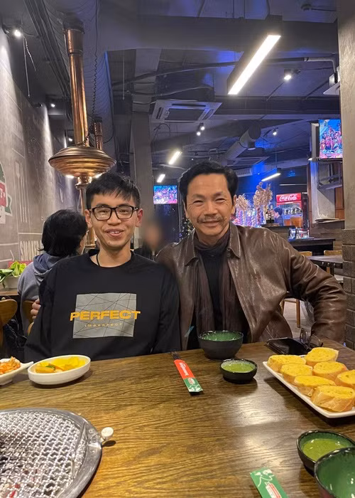 Nghệ sĩ Trung Anh ăn tối cùng vợ con.