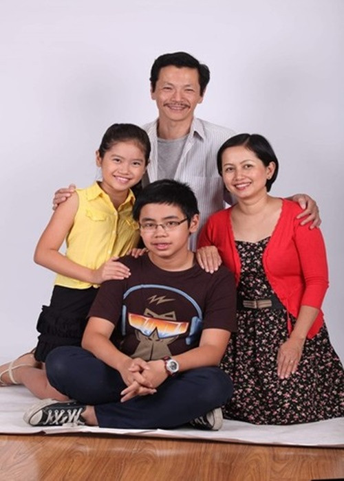 Bà xã của nghệ sĩ Trung Anh quán xuyến hết việc gia đình, quan tâm sát sao chuyện học của các con.