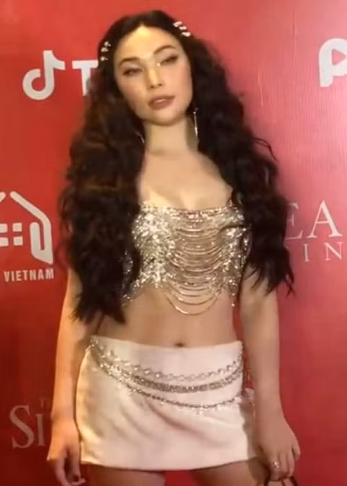 Quỳnh Thư cũng tham gia sự kiện. Khi được hỏi về Quỳnh Thư, Diệp Lâm Anh cho biết: "Chúng tôi không chạm mặt. Đây là show diễn của anh Đỗ Long, mình và cô ấy đều là khách mời thì mình lịch sự thôi. Làm sao ta? Mình cũng không trả lời được câu hỏi này. Mình không biết vì mình không nhìn thấy". Ảnh: Bảo vệ công lý