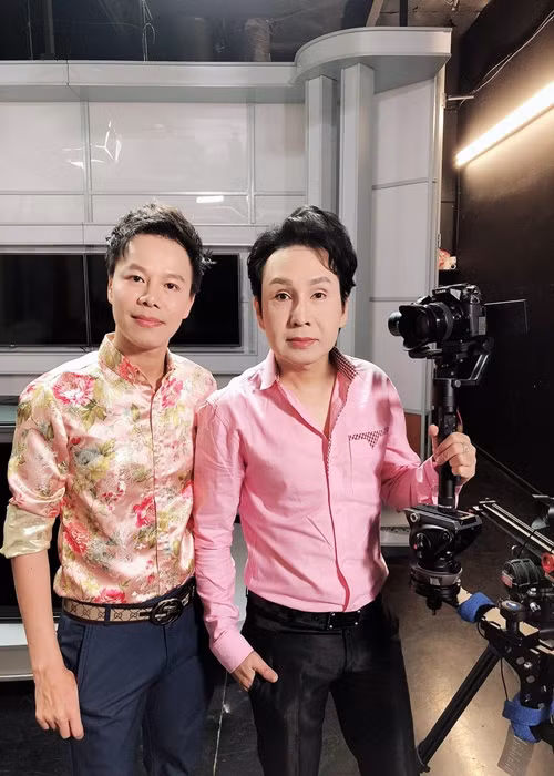 Mới đây, theo Vietnamnet, đơn ca sĩ Nguyễn Tâm khởi kiện đạo diễn hình ảnh Minh Bo và NSƯT Vũ Luân liên quan đến quyền tác giả bộ phim "Nơi nào cho tình yêu" được TAND TP.HCM thụ lý. Theo đơn gửi TAND TP.HCM, ca sĩ Nguyễn Tâm (trái) khởi kiện Công ty TNHH TM quảng cáo Kiến Vàng do đạo diễn hình ảnh Minh Bo (tên thật Trần Minh Trọng) đại diện và Công ty TNHH Vũ Luân Entertainment do NSƯT Vũ Luân (tên thật Lương Văn Bình) (bên phải) đại diện. Ngày 10/10/2019, Nguyễn Tâm và Minh Bo ký hợp đồng sản xuất phim truyện dài tập “Nơi nào cho tình yêu” do Nguyễn Tâm đạo diễn, sản xuất kiêm biên kịch. Kịch bản phim được đăng ký bản quyền tác giả tại Cục Bản quyền Tác giả, được cấp giấy chứng nhận đăng ký quyền tác giả số 8607/2020/QTG ngày 18/11/2020. Năm 2020, Nguyễn Tâm phát hiện bộ phim được thông tin sẽ phát hành trên kênh YouTube của Yeah1TV. Sau khi liên hệ đạo diễn hình ảnh Minh Bo, anh được cho hay Vũ Luân Entertainment đã lấy phim chưa hoàn chỉnh khi Minh Bo đưa ổ cứng chứa phim này cho công ty lồng tiếng. Ảnh: Vietnamnet