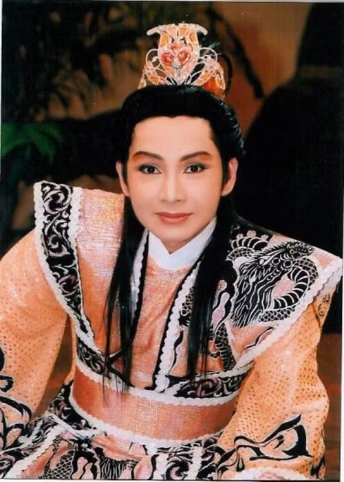 Năm 2007, Vũ Luân đoạt giải diễn viên xuất sắc Trần Hữu Trang lần 10. Năm 2015, anh được trao danh hiệu Nghệ sĩ Ưu tú. Vũ Luân có các vai diễn ấn tượng trong các vở: “Lương Sơn Bá - Chúc Anh Đài”, “Giang sơn mỹ nhân”, “Trời Nam”...Ảnh: Lao động