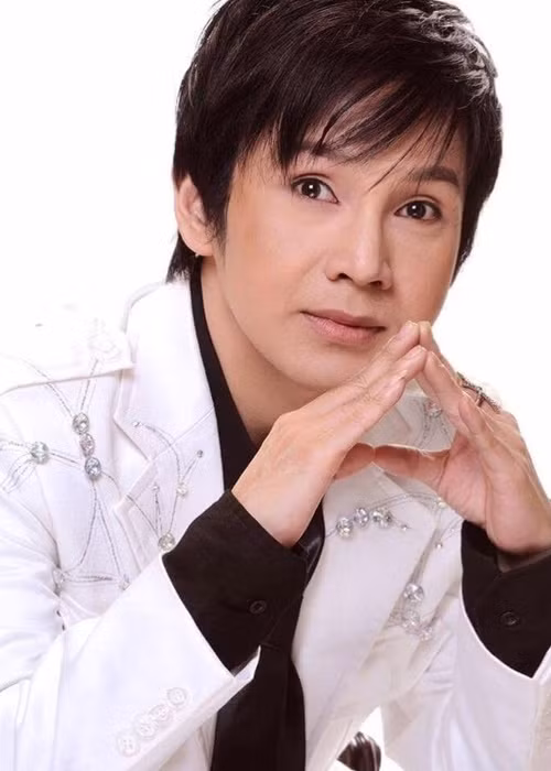 Vũ Luân còn yêu một cô gái khác kém anh gần 20 tuổi. Cô gái này là tiểu thư con nhà giàu và yêu mến tài năng của anh. Ảnh: FBNV