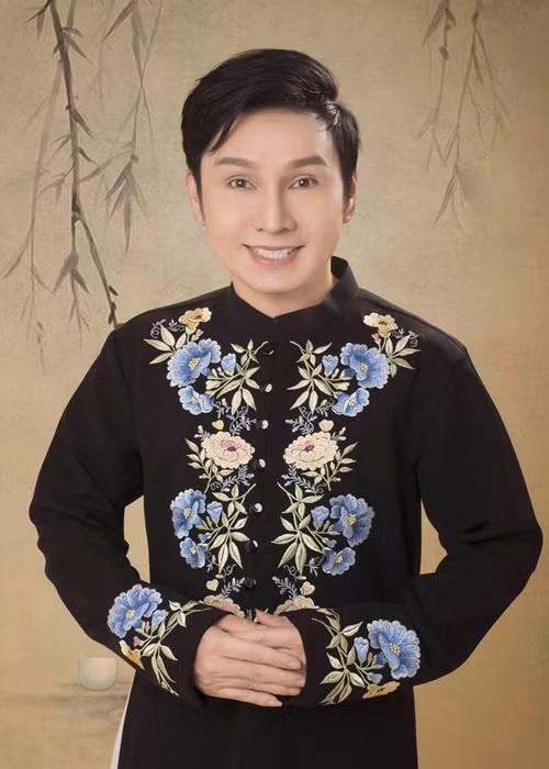 Vũ Luân từng yêu một cô bạn diễn. Theo nam nghệ sĩ, anh và người yêu không được fan ủng hộ, thậm chí người hâm mộ bịa đặt ra những câu chuyện tưởng như là thật để đôi bên hiểu lầm nhau. Sau này, khi đã chia tay, cả hai mới biết chuyện nhưng vẫn không quay lại với nhau. Ảnh: FBNV