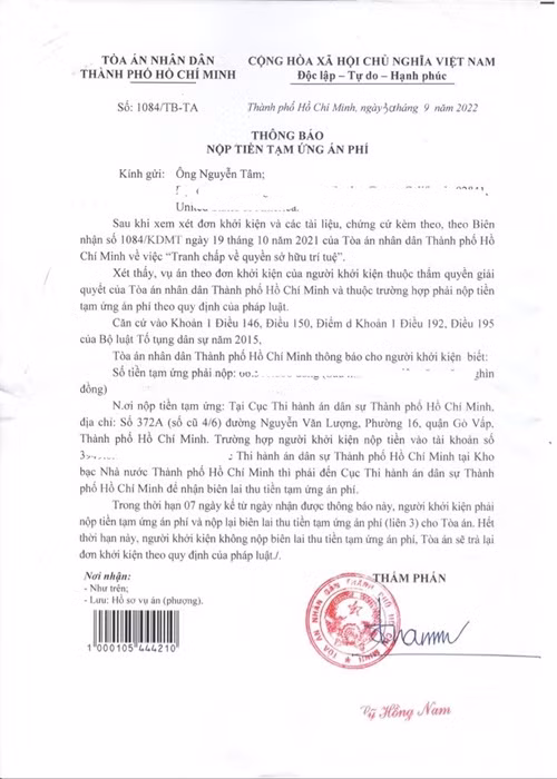 Nguyễn Tâm đã yêu cầu Yeah1TV tháo gỡ trailer phim, dừng phát hành trên Youtube đồng thời công bố việc mình là đạo diễn, nhà sản xuất và tác giả kịch bản phim “Nơi nào cho tình yêu”. Nguyễn Tâm cho rằng Vũ Luân Entertainment đã sử dụng phim chưa hoàn chỉnh để xử lý hậu kỳ, sửa đổi tựa đề phim từ “Nơi nào cho tình yêu” thành “Hạnh phúc bay xa” rồi phát hành trên Youtube cá nhân. Do vậy, Nguyễn Tâm khởi kiện Vũ Luân Entertainment hành vi này xâm phạm quyền tác giả, tác phẩm, ảnh hưởng uy tín, danh dự của anh; khởi kiện Công ty Kiến Vàng vi phạm nghĩa vụ bảo vệ bí mật thông tin theo cam kết tại Điều 5 hợp đồng. Nguyễn Tâm ủy quyền luật sư Phạm Trung Hiếu tiến hành khởi kiện, yêu cầu Công ty Kiến Vàng và Vũ Luân Entertainment liên đới chịu trách nhiệm bồi thường thiệt hại về danh dự, uy tín của mình với số tiền 20 tỷ đồng, trả một lần ngay sau khi bản án có hiệu lực pháp luật. Ảnh: Pháp luật Việt Nam