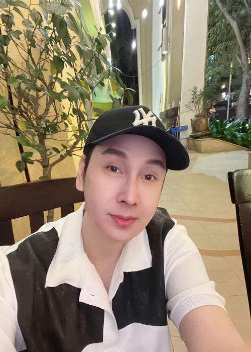 Tình duyên của Vũ Luân khá lận đận. Trong cuộc phỏng vấn với Thế giới trẻ năm 2018, Vũ Luân cho biết, ngày chưa đi hát, anh quen một cô gái nhưng khi hoạt động nghệ thuật, anh thấy bản thân yêu nghề hơn nên quyết định chia tay. Ảnh: FBNV