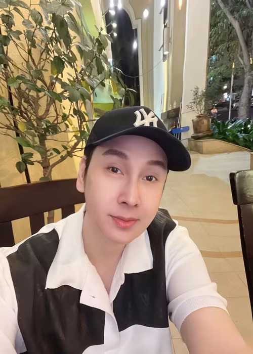 Tình duyên của Vũ Luân khá lận đận. Trong cuộc phỏng vấn với Thế giới trẻ năm 2018, Vũ Luân cho biết, ngày chưa đi hát, anh quen một cô gái nhưng khi hoạt động nghệ thuật, anh thấy bản thân yêu nghề hơn nên quyết định chia tay. Ảnh: FBNV