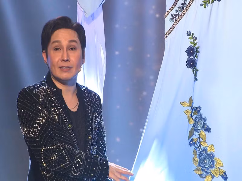 Vũ Luân sinh năm 1972. Theo Lao động, năm 13 tuổi khi đi hát kiếm sống trong một show đám cưới, anh gặp nghệ sĩ Bạch Long. Nhận thấy tài năng cải lương của chàng trai trẻ, Bạch Long liền nhận Vũ Luân làm học trò. Ảnh: Vietnamnet