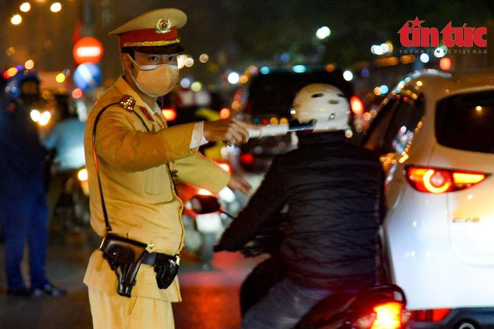 Lực lượng CSGT rất vất vả điều tiết, phân luồng các phương tiện tham gia giao thông.