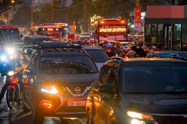 Mặc dù ngày mai (31/12/2022) mới là ngày nghỉ lễ chính thức nhưng ngay từ chiều 30/12 nhiều người dân đã tranh thủ về quê sớm để sum vầy cùng gia đình.