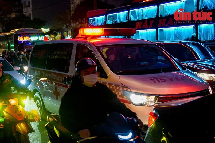 Một xe cấp cứu "chôn chân" trên đường Giải Phóng vì tắc đường.