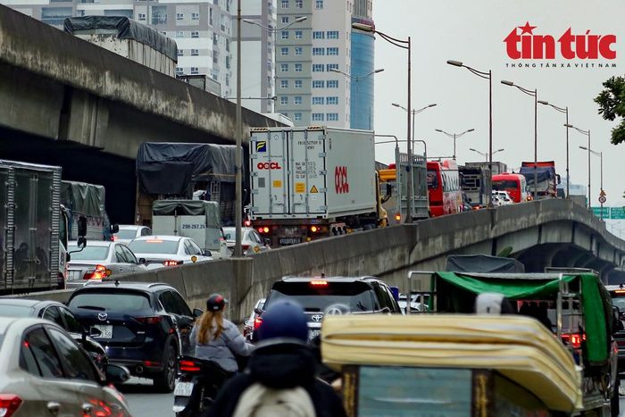 Lối dẫn lên vành đai 3 trên cao, lượng người và phương tiện tham gia giao thông đông đúc.