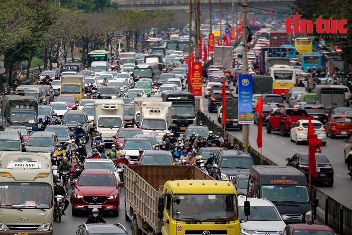 Từ 16 giờ chiều 30/12, người dân từ các ngả đường của Thủ đô đã bắt đầu di dời về các bến xe Mỹ Đình, Giáp Bát, Nước Ngầm để về quê nghỉ Tết. Dù mưa rét nhưng dòng người vẫn ùn ùn đổ về các bến xe.