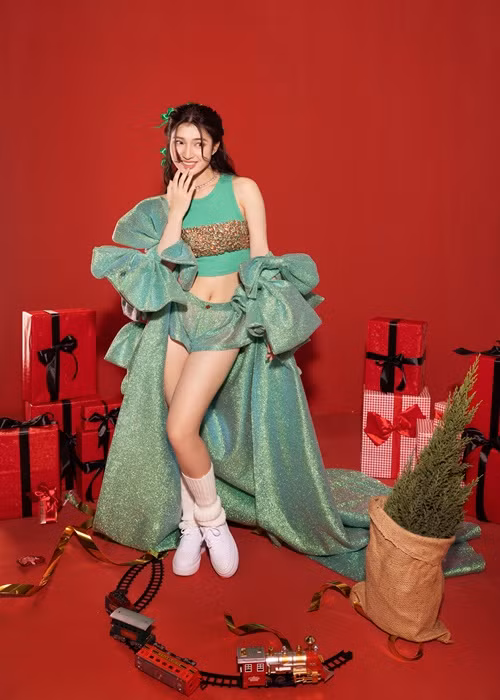 Cô phối giày sneakers cùng bộ trang phục lạ mắt, nổi bật với phần áo choàng kèm hai chiếc nơ to làm điểm nhấn.