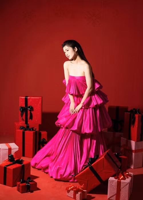 Sau khi đăng quang ngôi vị Á hậu 2 Hoa hậu Thế giới Việt Nam 2022, Nguyễn Phương Nhi trở thành nàng thơ của nhiều nhà thiết kế, nhãn hàng nổi tiếng và đặc biệt được mệnh danh là “thần tiên tỷ tỷ” thế hệ mới.