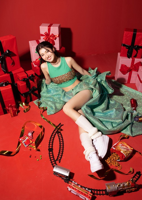 Trong concept thứ hai, Phương Nhi mang đến hình ảnh năng động.