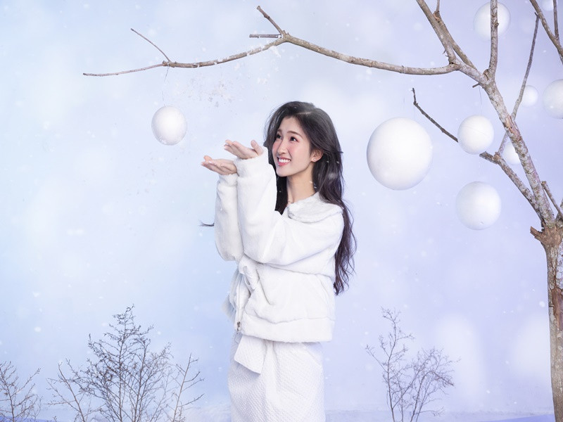 Nàng hậu tạo dáng trong không gian tràn ngập tuyết rơi.