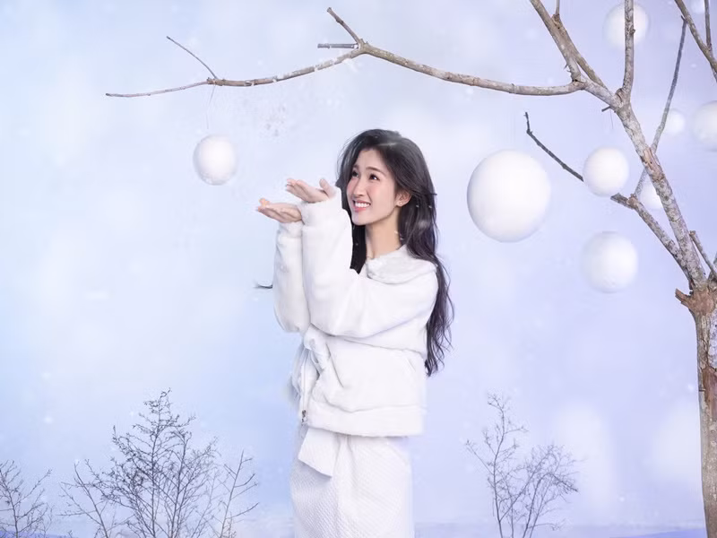 Nàng hậu tạo dáng trong không gian tràn ngập tuyết rơi.