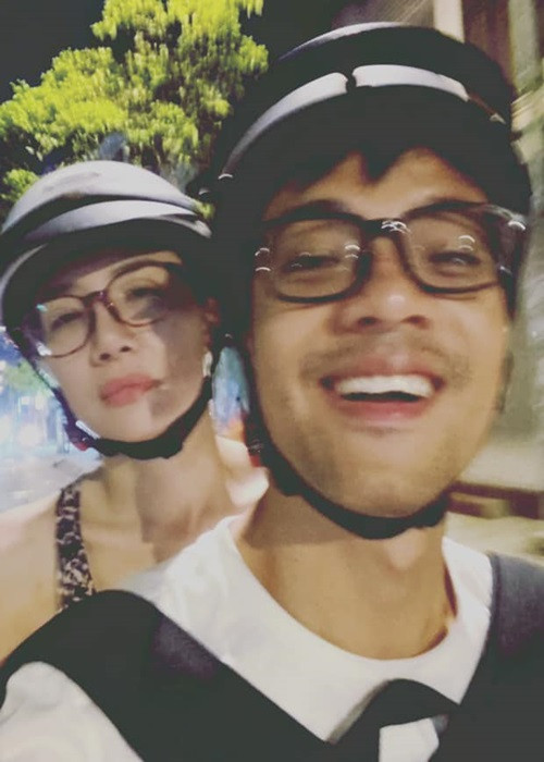 Kỷ niệm 8 tháng bên nhau, Minh Khuê công khai hẹn hò và khoe được bạn trai chiều chuộng hết mức: "Mình váy áo đi dự tiệc ở khách sạn 5 sao. Ảnh nằng nặc phi xe máy tới ngồi chờ đón. Mang theo nào dép bệt, váy ở nhà để thay, rồi kẹp tóc các kiểu, không khác gì các nhà di động. Nếu là mình ngày xưa chắc chả bao giờ chịu trèo lên xe, vậy mà giờ thì lên ảnh đèo đi khắp muôn nơi, bất kể trên người diện trang phục gì. Lần đầu tiên có một người khiến mình chẳng còn bận tâm đến con mắt của những người xung quanh. Chỉ cần thấy người đó, thì dù cho có đối diện với sóng gió bão táp gì, trái tim mình cũng tự khắc thấy bình an", cô viết. Ảnh: FBNV