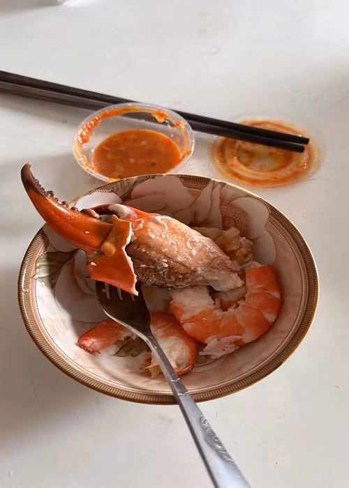 Bạn trai sẵn sàng bóc cua cho Minh Khuê "Thương ngày nắng về". "Bảo “thấy cảm trong người, tay chân bủn rủn, chẳng muốn ăn gì”. Anh ấy liền đi mua về lột sẵn cho mình ăn. Còn bạn, bạn đã tìm thấy người lột cua cho mình chưa", nữ diễn viên chia sẻ. Ảnh: FBNV