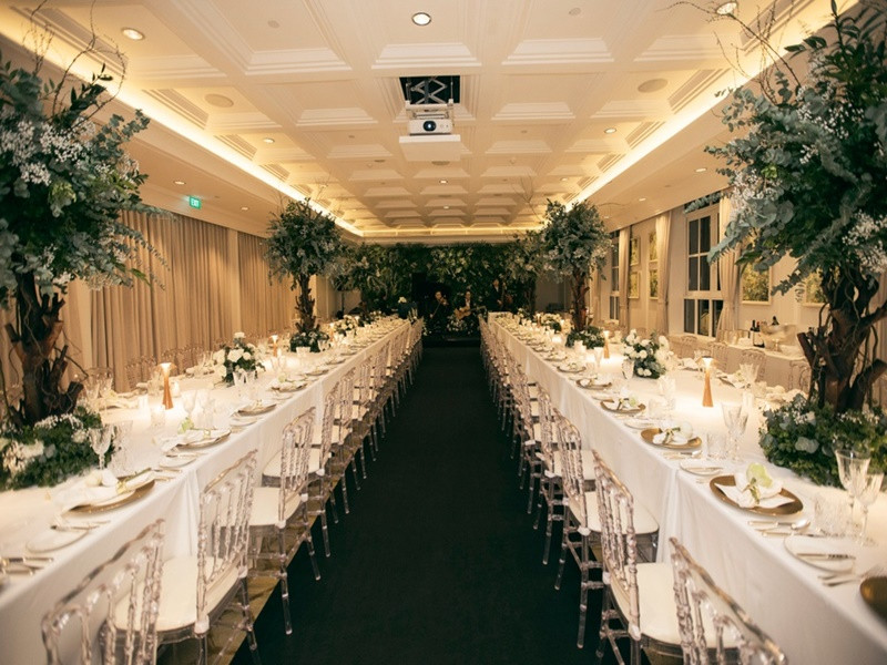 Tối ngày 12/12, tiệc cưới của Dương Mỹ Linh và doanh nhân Tôn Bảo Anh tổ chức tại một khách sạn ở TP HCM. Không gian buổi lễ mang tông màu trắng xanh. Ảnh: Zing