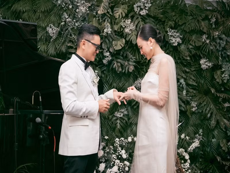 Vợ chồng Dương Mỹ Linh trao nhau nhẫn cưới. Ảnh: Vietnamnet