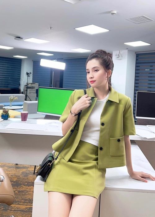 Thiên An là lao động chính trong gia đình, nên khoảng 2 tháng sau sinh, cô đi làm lại. Thiên An làm người mẫu ảnh, làm sales và bán hàng online.