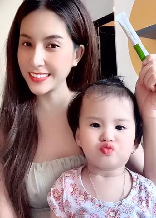 Tình cũ của Jack cầu xin antifan: "Mọi người ơi, là mọi người yêu cầu em lên tiếng, mọi người làm vậy có ác với mẹ con em không? Mọi người chỉ trích mình đi, mình thay con nhận hết lỗi lầm. Tha cho bé được không?".