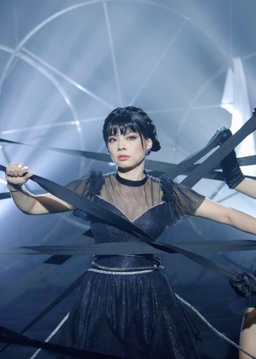 Giữa ồn ào phá hỏng ca khúc "Bên trên tầng lầu", Thanh Thảo cho biết: “Hình tượng búp bê luôn là sở trường của Thanh Thảo cũng như dòng nhạc remix. Phần âm nhạc rất bắt tai và theo xu hướng hiện nay. Nên chẳng có gì khó khăn trong việc thực hiện. Còn về nhận định thì 9 người 10 ý, có người khen thì phải có người chê là chuyện bình thường, chẳng có gì phải suy nghĩ. Mình làm gì mình cảm thấy thích, còn antifan thì thời nào cũng có. Không nên quá bận tâm”. Ảnh: Vietnamnet