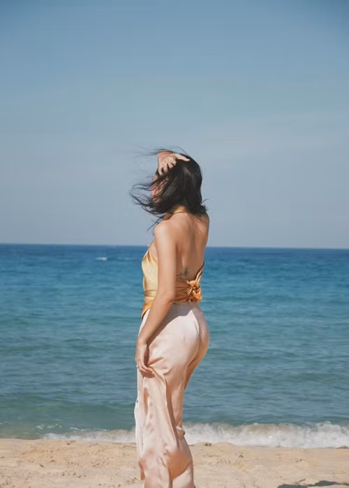 Misoa Kim Anh khoe lưng trần hút mắt trong một chuyến đi biển.